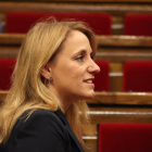 La consellera de Economía, Natàlia Mas Guix, en el pleno del Parlament.