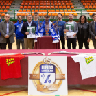 Directius i jugadors del club, autoritats i patrocinadors posen al costat del cartell de la Final Four i les tres copes europees conquerides pel Llista.