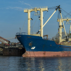 Un barco carga cereal para su exportación desde un puerto en Ucrania.