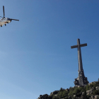 Un helicòpter sobrevola el Valle de los Caídos l'octubre del 2019.