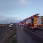 Imagen del vehículo que terminó junto a las vías del tren tras el accidente de ayer en Golmés. 