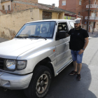 Manel Villodres, ayer en Magraners, con su coche, que fue decomisado por los Mossos. 