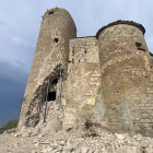 La torre parcialmente hundida y apuntalada.