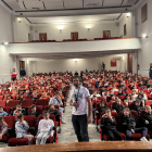 Sergi Escobar posa con los alumnos del Claver.