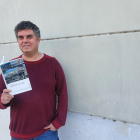 Ramon Usall, amb un dels seus llibres sobre futbol i història.