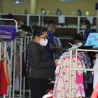 Comprar ropa usada puede reducir el impacto de la contaminación de la industria textil