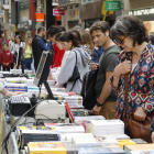 Una parada de libros, ayer por la mañana en la calle Major, con numerosos compradores que se adelantaron ya a la ‘diada’ dominical de hoy.