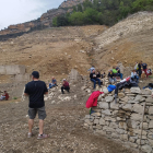 Primeros turistas en las minas de Corçà, en Àger, tras quedar al descubierto por la sequía en Canelles.