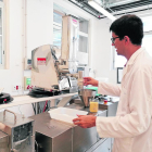 El investigador Robert Soliva, con el extrusor húmedo con el que cambian propiedades de ingredientes.