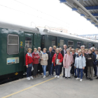 Un grup de passatgers abans de pujar a bord del Tren dels Llacs.