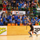 Nuno Paiva festeja el gol que forzaba la prórroga ante un Onze de Setembre prácticamente lleno.