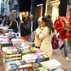 Públic, llibres i roses als carrers de Lleida.