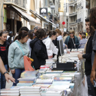 Una parada de llibres, ahir a l’Eix Comercial de Lleida.