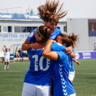 Laura Fernández i Anita celebren amb la golejadora Andrea el primer gol de l'encontre, que va encarrilar el triomf per a les lleidatanes.