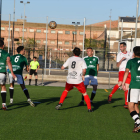 Els jugadors del Borges intenten controlar una pilota aèria pentinada per un del Linyola.