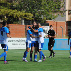 Jofre Graells, Adri Fernández i Genís Soldevila s’abracen en la celebració d’un dels cinc gols que va anotar ahir el Mollerussa.