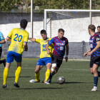 El capità del Tàrrega protegeix la possessió davant la pressió rival.