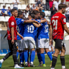 Els jugadors el Lleida Esportiu celebren un dels dos gols davant de la desesperació d’alguns futbolistes del Mallorca B.