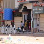 Una persona transportant objectes en un carretó pels carrers del Sudan.