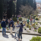 Algunes de les 120 persones que ahir van plantar rosers al passeig de la Font del Congrés.