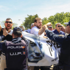 Simpatitzants de Falange s'enfronten a la policia als voltants del cementiri de San Isidro l'arribada de les restes mortals del fundador de la Falange, José Antonio Primo de Rivera, després de la seua exhumació del Valle de Cuelgamuros aquest dilluns.