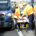 Efectius del SEM enduent-se l'home que ha resultat ferit en la càrrega dels Mossos d'Esquadra a l'A-2, a Soses, el 27 de març del 2018.
