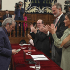 Rafael Cadenas va rebre ahir el Premi Cervantes de mans del rei.