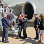 El ministre Albares saluda els evacuats a l’arribar a Torrejón.