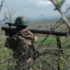 Un militar ucraniano, a punto de disparar un lanzacohetes a las afueras de Bajmut, Ucrania.