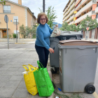 Una veïna obrint un contenidor amb codi.