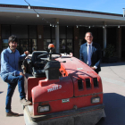 Balcells i Crespín, amb un dels vehicles que se substituiran.