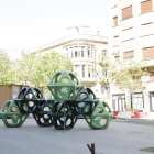 Los juegos infantiles de la nueva plaza de Rambla d’Aragó en el cruce con Lluís Companys.