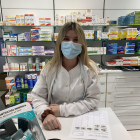 Farmacèutica de la Garròs atenent amb mascareta.