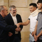 Pueyo felicita a los dos jóvenes que se lanzaron al agua para salvar al hombre.