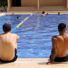 Imagen de archivo de jóvenes bañándose en una piscina.