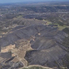 Imatge aèria de la zona afectada per l’incendi entre Mequinensa i la Granja d’Escarp.