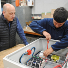 Jordi Esqué, de Fridecal, amb un dels joves estudiants, Raul Parra.