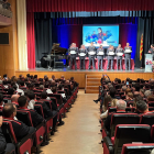 El público asistente al acto del Dia de les Esquadres de la Región Policial del Alt Pirineu i Aran, celebrado en el Casino Ceretà de Puigcerdà, aplaudiendo a diversos de los agentes del cuerpo que han recibido una felicitación.