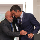 El presidente de Brasil, Luis Inácio Lula da Silva, abraza a Pedro Sánchez en el Palacio de la Moncloa.
