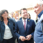 El presidente de la Generalitat, entre la consellera Jordà y el presidente del Canal d’Urgell, Amadeu  Ros, ayer en Mollerussa.