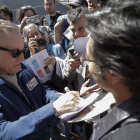 Bruce Springsteen, ahir a la porta de l’hotel, on va sortir a firmar autògrafs als seus fans.