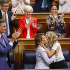 El president del Govern espanyol, Pedro Sánchez, amb les ministres Raquel Sánchez i Yolanda Díaz després de l’aprovació de la llei.