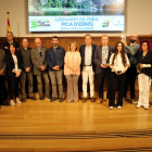 Los ganadores del 33.º Premio turístico internacional Pica d'Estats acompañados de la vicepresidenta del Patronat de Turisme, Rosa Pujol, y del presidente de la Diputació de Lleida, Joan Talarn
