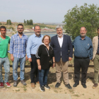 Representantes de Junts con miembros de la colectividad de regantes de Bell-lloc d'Urgell.