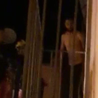 Captures d’un vídeo en el moment que l’home va saltar al balcó i va caure al buit.