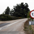 La señal que prohíbe el paso a vehículos a partir de 12 toneladas en la carretera parcheada entre Vinaixa y Els Omellons.