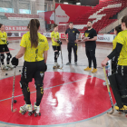 El tècnic del Vila-sana, Lluís Rodero, fa una xarrada abans de l’entrenament al Pavilhao Fidelidade.