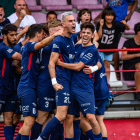 Cristian Valcárcel celebra amb els companys el gol del triomf.