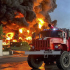 Las llamas, avivadas por el combustible, provocaron densas columnas de humo visibles a kilómetros de distancia.