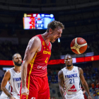 Pau Gasol, en una acción del partido de ayer en Málaga.